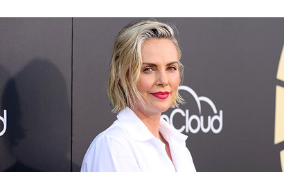 シャーリーズ・セロン、『ワイスピ10』に参加のジェイソン・モモアを歓迎！2ショットを公開 画像