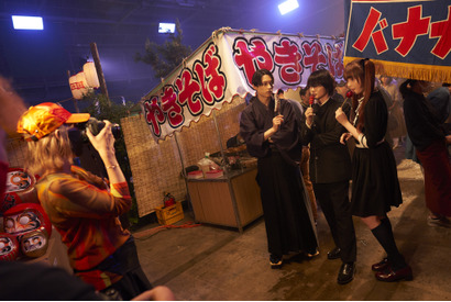 神木隆之介＆松村北斗、ゲームやお姫様抱っこする『xxxHOLiC』仲良しメイキング映像 画像