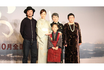 上戸彩、映画『おしん』でおしんの母親役に！　主演子役は2,500人から選ばれた新星 画像