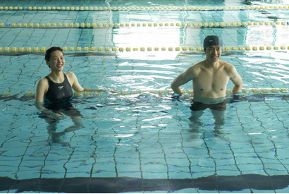 長谷川博己の“迫真の演技”＆綾瀬はるかの“笑顔”『はい、泳げません』メイキング映像 画像