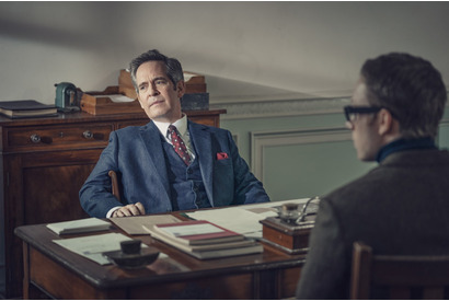 “黒縁メガネスパイ”をスカウト！英国の名優トム・ホランダーが自身の役を語る「ハリー・パーマー　国際諜報局」 画像