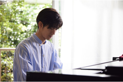 中島裕翔がピアノ初挑戦、吉川愛“生徒”との純愛始まる…「純愛ディソナンス」シーン写真 画像