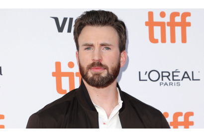 クリス・エヴァンス、子犬に囲まれて終始笑顔でデレデレ…取材対応を謝罪？ 画像