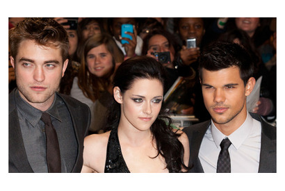 抜け駆け!?　テイラー・ロートナー、誕生日をクリステン・スチュワートと祝う 画像