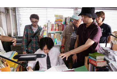 『舟を編む』撮影現場に潜入！　山積みの辞書の中で松田龍平らが苦悩！ 画像