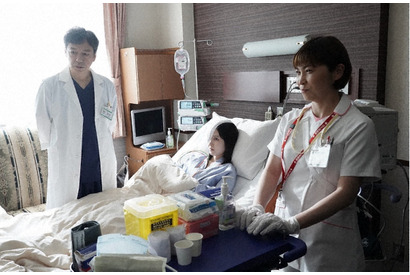 佐藤勝利“翔太朗”の「会いたいよ」に「切ない」の声続出、患者たちに配られる薬から謎に迫る視聴者の考察も…「赤いナースコール」2話 画像