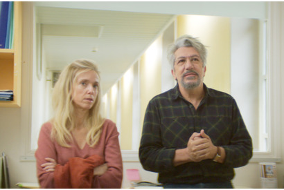 「12時間進んで3日若返る」謎の穴に翻弄される夫婦はどうなる？『地下室のヘンな穴』本予告 画像