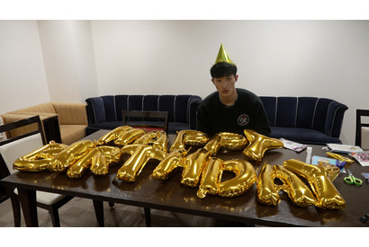 岩本照、誕生日会の飾りつけを担当『モエカレはオレンジ色』撮影中のビハインド映像公開 画像