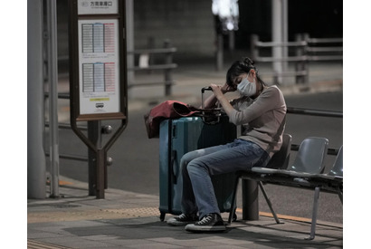 実際の事件を基にコロナ禍での社会的孤立を描く…板谷由夏主演『夜明けまでバス停で』特報 画像