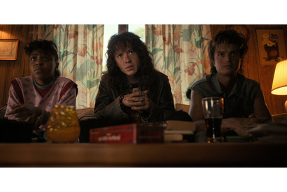 「ストレンジャー・シングス」エディ役俳優がメタリカと対面！ギター演奏を披露 画像