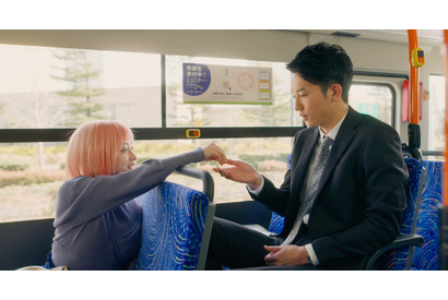 橋本環奈、杉野遥亮のスマートな対応に笑顔『バイオレンスアクション』胸キュン本編映像 画像