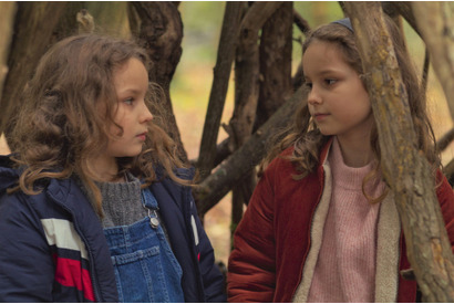 時空を越えた娘と母の友情…セリーヌ・シアマ監督『秘密の森の、その向こう』新場面写真 画像