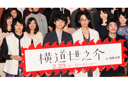 綾野剛、大学生のお悩みに“愛のムチ”をビシバシ！ 画像