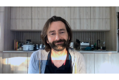 デヴィッド・テナント＆マイケル・シーンの仲良しぶりに注目「ステージド」舞台“裏”の特別編が上陸 画像