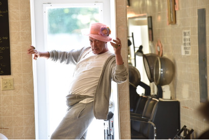 懐かしのあの街へ…ピンクの帽子を纏い輝くウド・キアーの本編映像『スワンソング』 画像