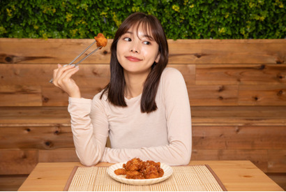 稲垣莉生も「美味しい！」チキンが食べたくなる『エクストリーム・ジョブ』　「ドラマ観ながら、なに食べよ?」第8回 画像