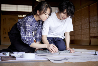 横浜流星＆清原果耶らが水墨画と向き合う『線は、僕を描く』場面写真 画像