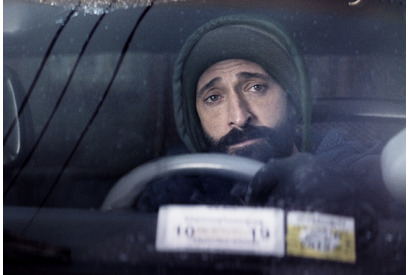 ゴミ収集車でギャングに反撃！エイドリアン・ブロディ主演『クリーン ある殺し屋の献身』本編映像 画像