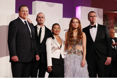 ドウェイン・ジョンソン、ヴェネチア国際映画祭でスタオベを受けて涙したブレンダン・フレイザーを祝福 画像