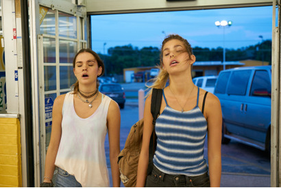 A24が贈る“暗黒時代”を笑い飛ばす青春ガールズムービー『ネバー・ゴーイン・バック』公開決定 画像