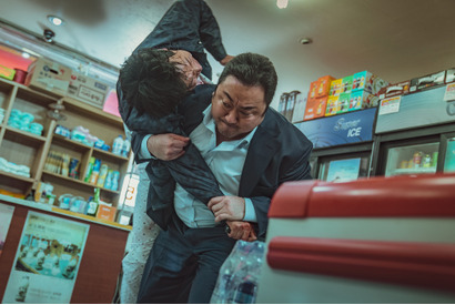 マ・ドンソクが一本背負い投げ！『犯罪都市 THE ROUNDUP』場面写真 画像