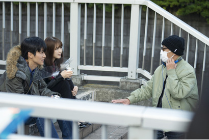 有村架純＆目黒蓮、お互いの印象は？『月の満ち欠け』メイキング写真 画像