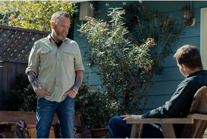 キーファー・サザーランドが電話口で鬼気迫る演技を披露！クリス・パイン主演『ザ・コントラクター』本編映像 画像