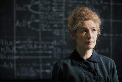 ロザムンド・パイク「役づくりのため科学の講義を受けた」『キュリー夫人 天才科学者の愛と情熱』インタビュー映像 画像