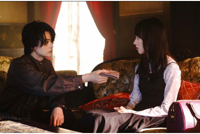 瀬戸康史“香月”が“翡翠”にハンカチを差し出す…その姿に「スマートすぎ」の声、「霊媒探偵・城塚翡翠」2話 画像