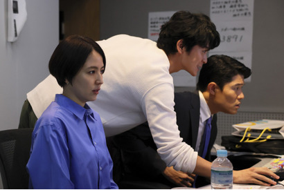 長澤まさみ“恵那”、鈴木亮平“斎藤”へのキスに「逆口封じ」「何か話がついたんじゃ」など憶測広がる…「エルピス」3話 画像