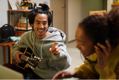 佐藤緋美、“姉”岸井ゆきのと手話で会話も『ケイコ 目を澄ませて』新写真入手 画像