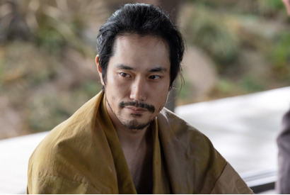 松山ケンイチ＆松本まりかの扮装写真公開　大河「どうする家康」 画像