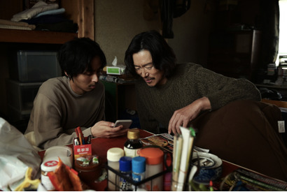 藤ヶ谷太輔「刺激もたくさん」豊川悦司との“親子”場面写真公開『そして僕は途方に暮れる』 画像