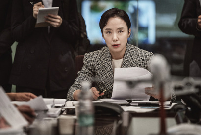 『非常宣言』抗ウイルス薬発見か!? チョン・ドヨンの鬼気迫る交渉シーン解禁 画像