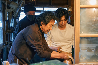 役所広司＆吉沢亮、合間の陶芸練習を激写『ファミリア』メイキング 画像