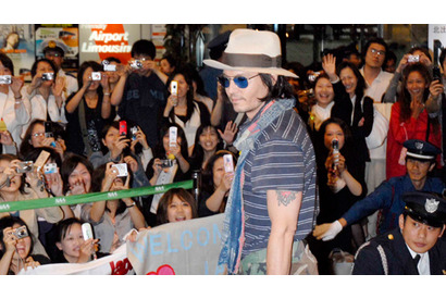 パイレーツ軍団来たる！　空港に降り立った海賊たちに2,500人熱狂 画像