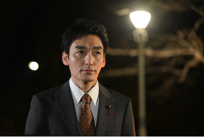 片平なぎさ“鴨井”に迫る草彅剛“鷲津”、視聴者からは「辿り着くのが早すぎる」などの声上がる…「罠の戦争」6話 画像