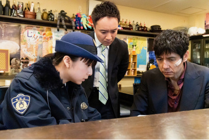 “Barルルーシュ店長役・福山潤”に視聴者盛り上がる一方、斎藤工“雄一”のポスターも話題に…「警視庁アウトサイダー」8話 画像