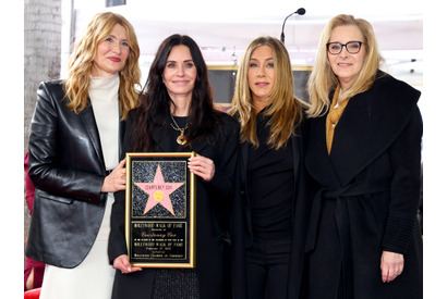 コートニー・コックスがハリウッドの殿堂入り 「フレンズ」共演者のジェニファー・アニストンとリサ・クドローが祝福 画像