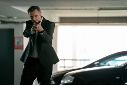 リーアム・ニーソン、眼光鋭く銃を構える『MEMORY メモリー』場面写真 画像