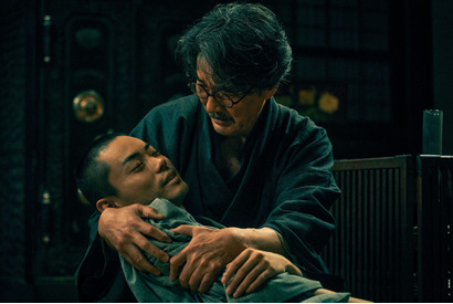 役所広司、涙ぐみながら菅田将暉を抱きかかえる…『銀河鉄道の父』感動の場面写真 画像