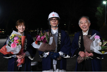 高橋一生＆橋爪功＆本田翼「6秒間の軌跡」クランクアップ！サプライズ花火が夜空を翔ける 画像
