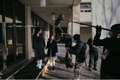 イザベル・ファーマン＆監督らが驚きの撮影トリック明かす『エスター ファースト・キル』メイキング特別映像 画像