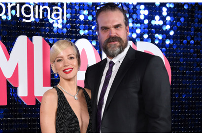 デヴィッド・ハーバー、「ストレンジャー・シングス」ジム・ホッパーの写真でデートアプリに登録 妻リリー・アレンと出会う 画像