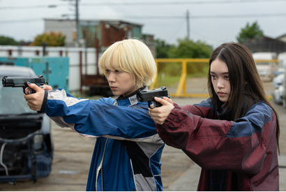 ちさと＆まひろvs殺し屋兄弟、圧巻の銃撃バトル『ベイビーわるきゅーれ 2ベイビー』本編映像 画像