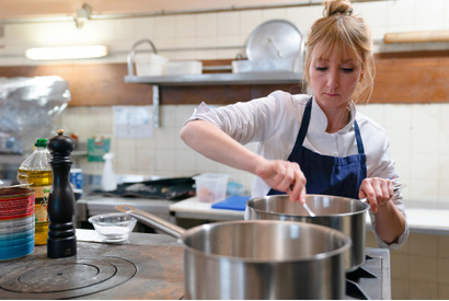 目にも鮮やか、一流レストランの創作料理『ウィ、シェフ！』本編映像 画像