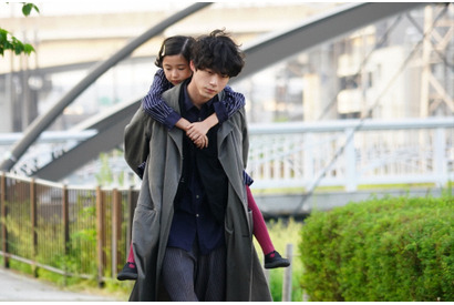 白山乃愛“唯”をおんぶする坂口健太郎“Teacher”に「尊くて何度も観てしまう」の声…「Dr.チョコレート」第4話 画像