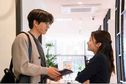 橋本環奈“綾華”、山田涼介“東郷”を優しく包むハグに「素敵すぎた」「とってもギュン」の声…「王様に捧ぐ薬指」第5話 画像