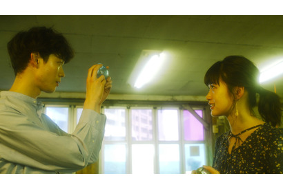 宮沢氷魚＆小西桜子、距離が縮まる水族館デート＆手つなぎ添い寝『はざまに生きる、春』本編映像 画像