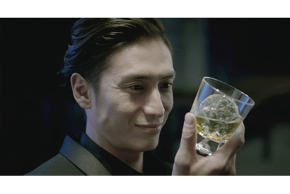 華やかに“香る”男、伊勢谷友介が新CMで「上質でクールな男」を演じきる！ 画像